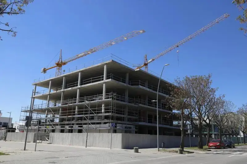 El sector de la construcció celebra que torna a créixer l’edificació, però adverteix que no cobrirà la demanda que hi ha