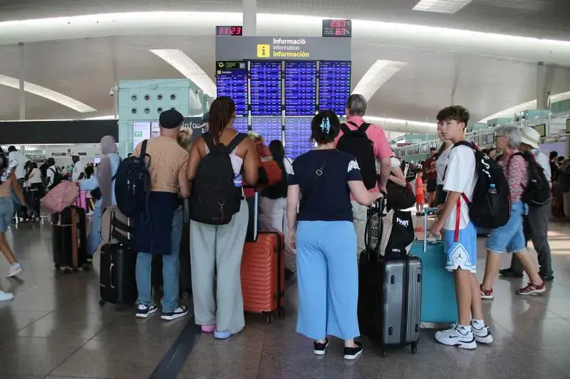 Tranquil·litat entre els passatgers que volen a Itàlia des de Barcelona: “Vaig amb el DNI, no he agafat el passaport”