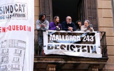 Veïns d’un bloc de l’Eixample denuncien un cas de ‘flipping’ immobiliari amb una pancarta gegant al pas de la Marató