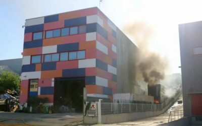 Els Bombers trigaran hores en l’extinció «complexa» de l’incendi en contenidors de bateries en una nau a Granollers
