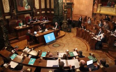 El ple de Barcelona aprova prioritzar l’ús «habitual i permanent» de l’habitatge i regular els lloguers de temporada