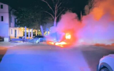Detingut un home de 80 anys per incendiar tres vehicles de matinada