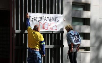 Una acció de protesta del Grup d’Habitatge de Sants exigeix “pisos dignes” en el reallotjament de famílies desnonades