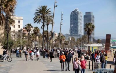Barcelona s’omple de turistes de tot arreu coincidint amb el pont i el sol anima les platges: «Estem molt a gust aquí»