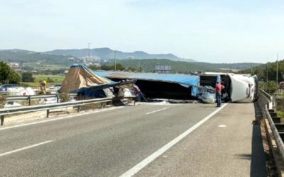 Un camió s’accidenta i bolca un líquid corrosiu a l’autopista C-32 al Garraf, que queda tallada en els dos sentits