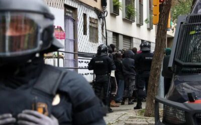 Desallotgen l’Ateneu Popular de Vallcarca després que els activistes sortissin voluntàriament de l’edifici