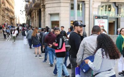 Un quilòmetre de cua de migrants al voltant de l’Ajuntament de Barcelona per fer tràmits vinculats a la regularització
