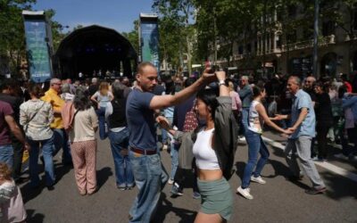 El passeig de Gràcia de Barcelona vibra amb una marató de 10 hores de jazz