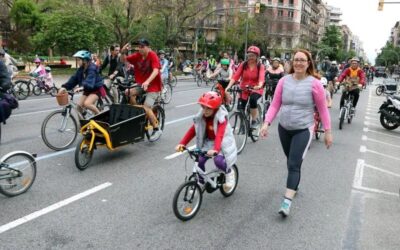 Uns 500 ciclistes se sumen a la 5a Kidical Mass de Barcelona per reclamar una ciutat «més amable» amb la bicicleta
