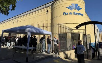 Unes 200 persones fan cua a Fira de Montjuïc pel procés de regularització, algunes des de les sis del matí