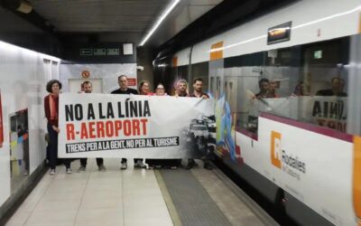 Usuaris de Rodalies protesten contra l’R-Aeroport: «És una línia prèmium per a turistes en un túnel que està al límit»