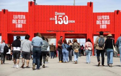 Milers de persones omplen el Fòrum en l’aniversari musical d’Estrella Damm