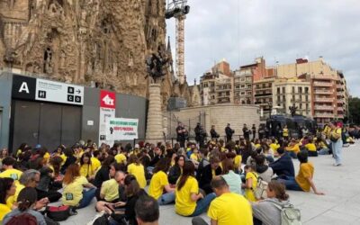Els docents bloquegen l’accés a la Sagrada Família en un nou dia de vaga educativa al Barcelonès