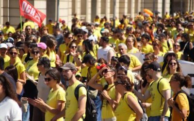 Milers de docents es manifesten a Barcelona amb to reivindicatiu i festiu amb motiu de la vaga a tot Catalunya