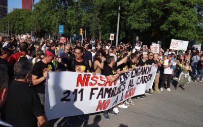 Els treballadors de Nissan protesten contra l’ERO davant de les oficines de l’automobilística i tallen la Gran Via