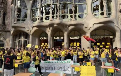Una protesta docent bloqueja l’accés a la Casa Batlló de Barcelona