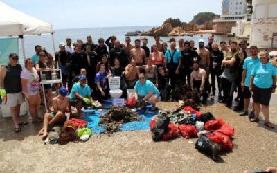 Una trentena de submarinistes netegen el fons marí de Sant Feliu de Guíxols: «Aquí hi ha una estora de tovalloletes»
