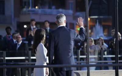 La Sagrada Família esclata en aplaudiments amb l’arribada dels Reis després de rebre Sánchez en silenci
