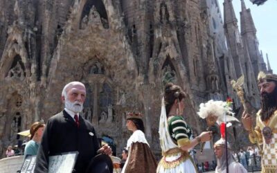 Una cercavila popular celebra davant la Sagrada Família la inauguració de la torre de Jesús