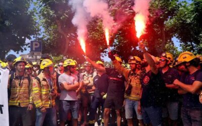 Uns 200 Bombers de la Generalitat es manifesten a Barcelona per exigir més inversió, millores laborals i un «pla de xoc»