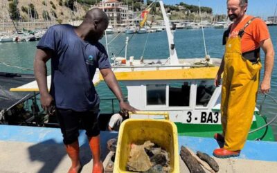 Els pescadors catalans van retirar l’any passat 122.000 litres de brossa marina, nou rècord del projecte Pesca Neta