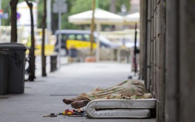 Sense sostre davant del mar: creixen les tendes de campanya al litoral de Barcelona