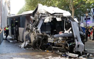 44 ferits, entre ells quatre crítics, en el xoc d’un autobús contra la façana d’un edific
