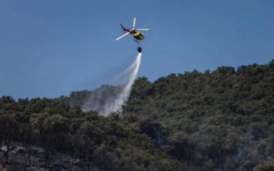 Dos ferits molt greus i 10.000 desallotjats en un nou incendi forestal que ja ha cremat 4.500 hectàrees