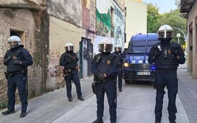La Guàrdia Urbana desnona una família amb dos menors d’un local del barri de Vallcarca de Barcelona