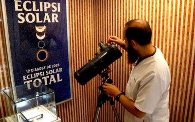 Auge de vendes a les botigues d’astronomia i les òptiques per l’eclipsi: «Cada cop ve més gent a comprar ulleres»