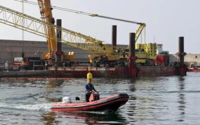Una plataforma flotant permet arrencar l’última fase de reconstrucció del pont del petroli de Badalona per via marítima