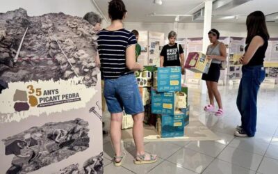 L’exposició ’35 anys picant pedra’ mostra la feina de l’equip d’Arqueologia Medieval de la Universitat de Barcelona