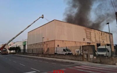Els Bombers continuen remullant la nau industrial de Vilamalla afectada per un incendi