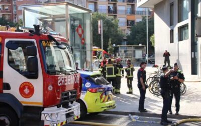 TMB diu que el fum va entrar al vagó del metro perquè el passatge va obrir les portes amb el tirador d’emergència
