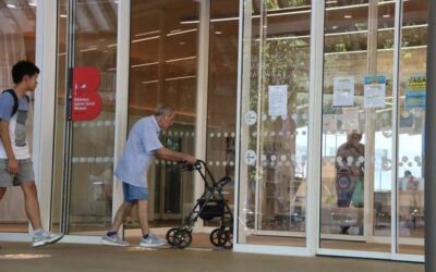 Veïns de Barcelona reclamen més biblioteques obertes a l’agost per combatre la calor i descansar: “Són essencials”