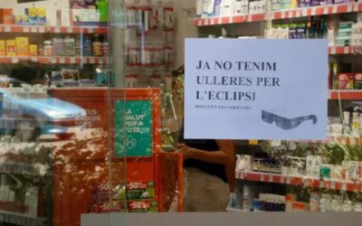 Les ulleres per veure l’eclipsi solar s’esgoten a les òptiques: «Aquests dos últims dies ha estat una bogeria»
