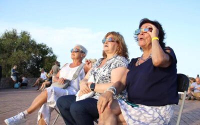 L’eclipsi emociona els barcelonins congregats al Castell de Montjuïc i els fa sentir «impotents davant la foscor»