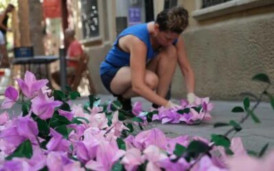 Els veïns de Gràcia ultimen els guarnits «a contrarellotge» en una jornada de calor intensa: «Tot sigui per les festes»