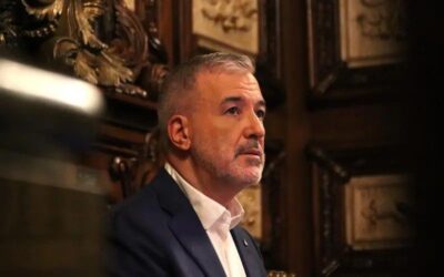Junts, ERC i CUP carreguen contra el govern de Collboni per no sancionar comerços pel català