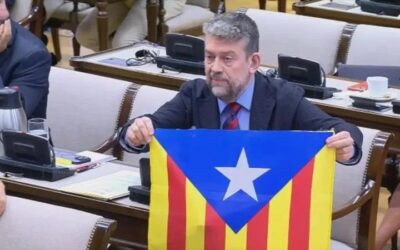 Francesc-Marc Álvaro mostra una estelada a Marlaska i li retreu l’agressió policial a Elx: «Espero que ho investigui»