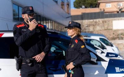 Els Mossos detenen un jove acusat d’enganyar vianants a Barcelona i estafar-los uns 13.000 euros