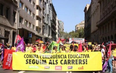 Els docents omplen el centre de Barcelona durant la vaga del primer dia de curs