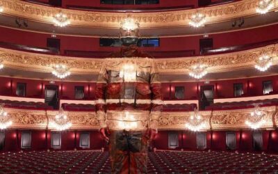 Liu Bolin es camufla al Liceu amb la seva acció performativa