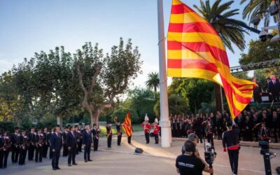 El Parlament hissa per segon any seguit una gran senyera com a tret de sortida dels actes de la Diada