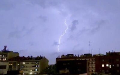 El temporal deixa carreteres tallades, carrers inundats i vols cancel·lats a Barcelona