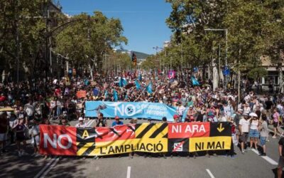 Milers de persones es manifesten pel centre de Barcelona contra l’ampliació de l’aeroport del Prat