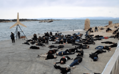 Veïns simulen un mar ple de peixos i aus mortes com a protesta contra el parc eòlic marí de Roses
