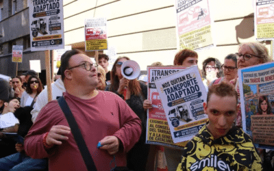 Protesten per reclamar que es mantingui el transport adaptat de persones amb discapacitat