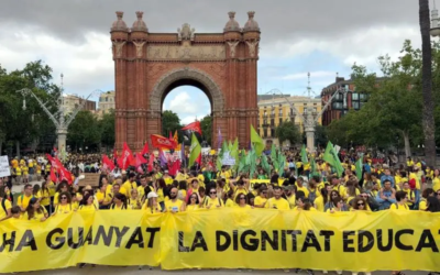 Milers de docents s’uneixen al centre de Barcelona per manifestar-se contra el pacte d’Educació i alguns sindicats