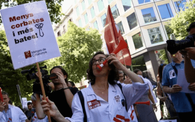 Uns 200 metges tallen el carrer Aragó de Barcelona i amenacen amb «ulsteritzar la sanitat» després de l’estiu